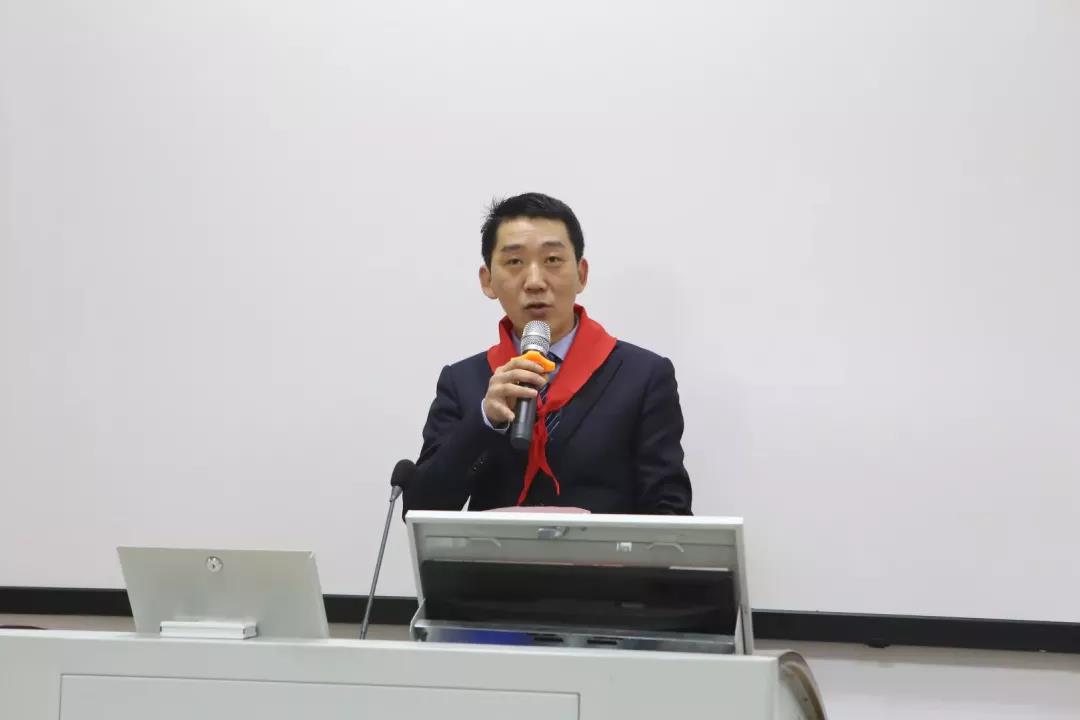 新同学代表(重庆迪赛因建设工程设计有限公司总经理)刘春江同学发言